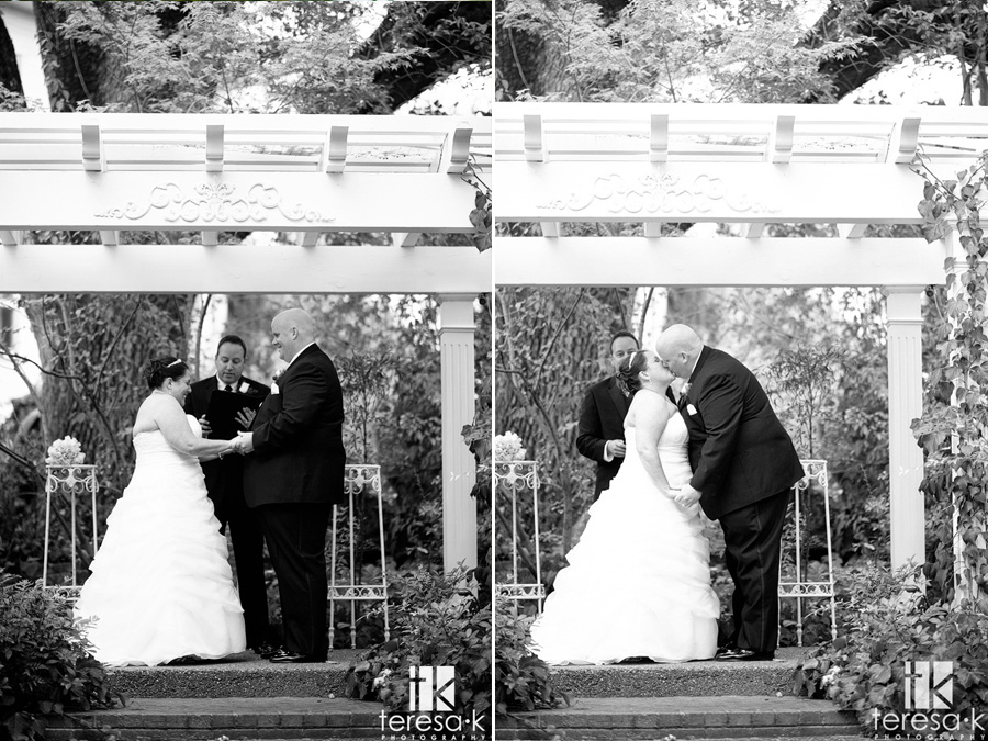 Newcastle Wedding Garden images by Teresa K photography bride and groom kiss at rainy day wedding in Newcastle